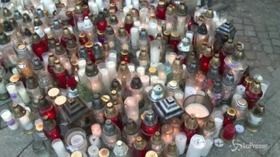 Danzica, candele e fiori per commemorare il sindaco accoltellato