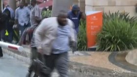 Kenya, esplosione a Nairobi: le immagini dell’attentato islamista