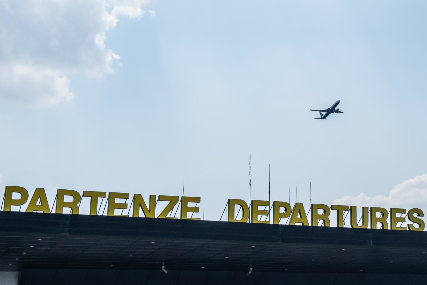 Malpensa, migrante si getta dall’aereo per fuggire al rimpatrio. Salvini: “Lo prenderemo ed espelleremo”