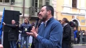 Salvini ‘regista’ per le foto con i fan: “Preparate il telefono in modalità selfie”