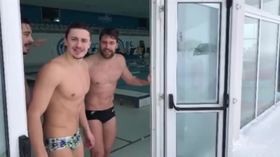 Tuffi nella neve, il curioso allenamento della Nazionale di nuoto