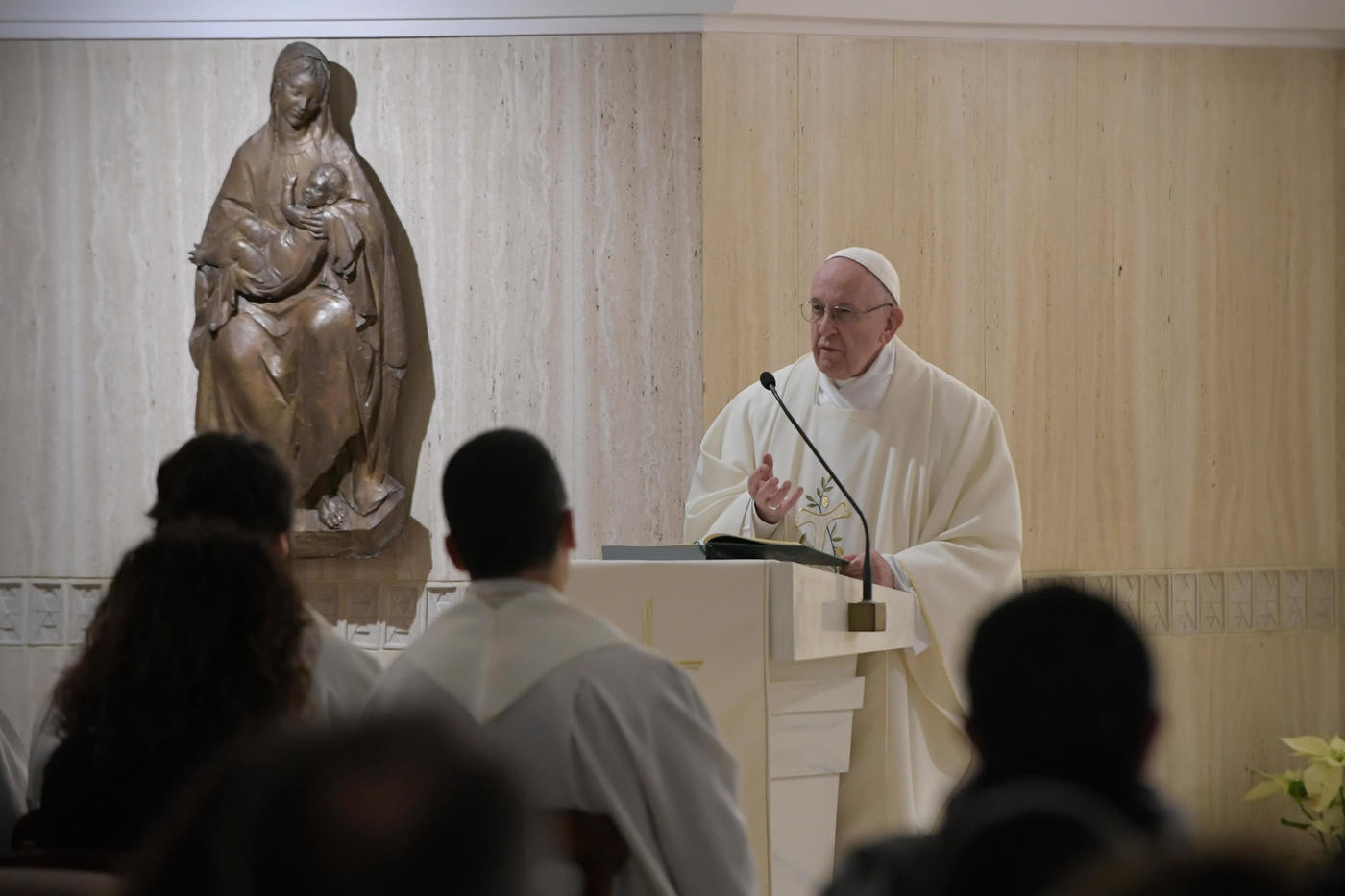 Il Papa sui migranti: “Lotta al traffico e offrire vie legali di migrazione”