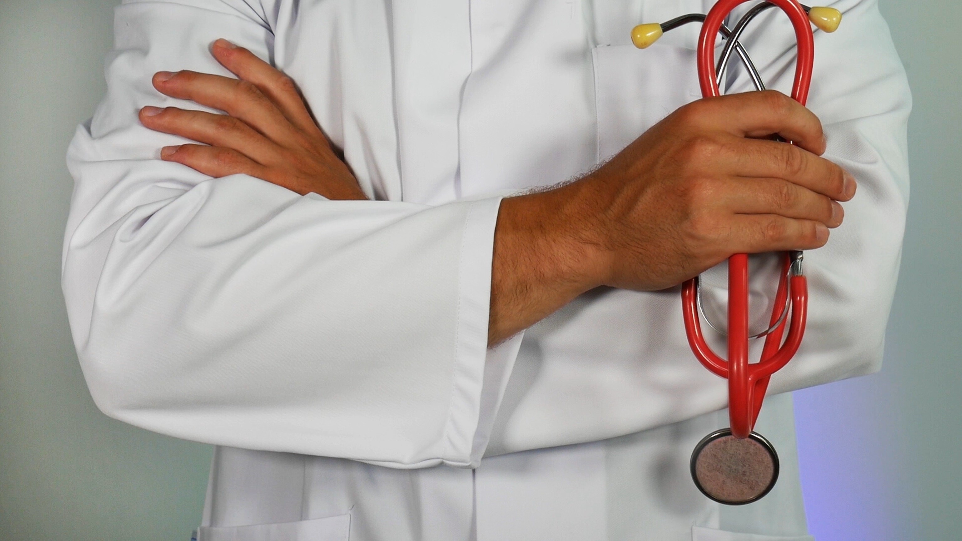 Urbino, abusi sessuali su pazienti: arrestato cardiologo, vittime anche minori