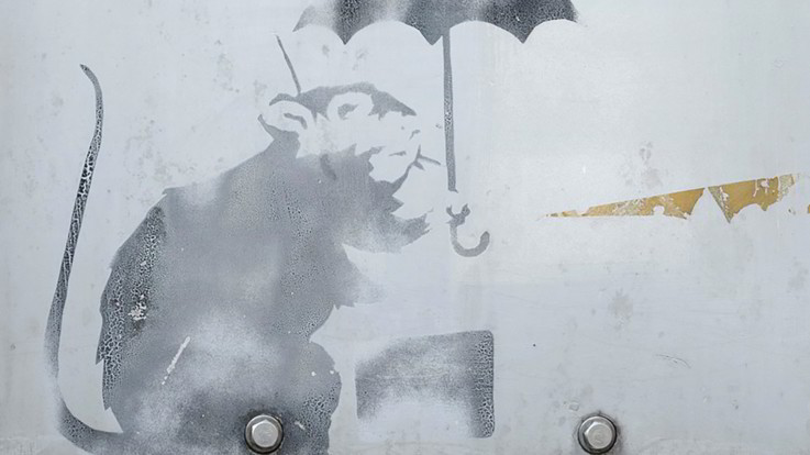 Un topo con un ombrello sul muro, Tokyo s'interroga: "È un'opera di Banksy?"