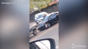 Usa, la bimba con le mani alzate davanti alla polizia