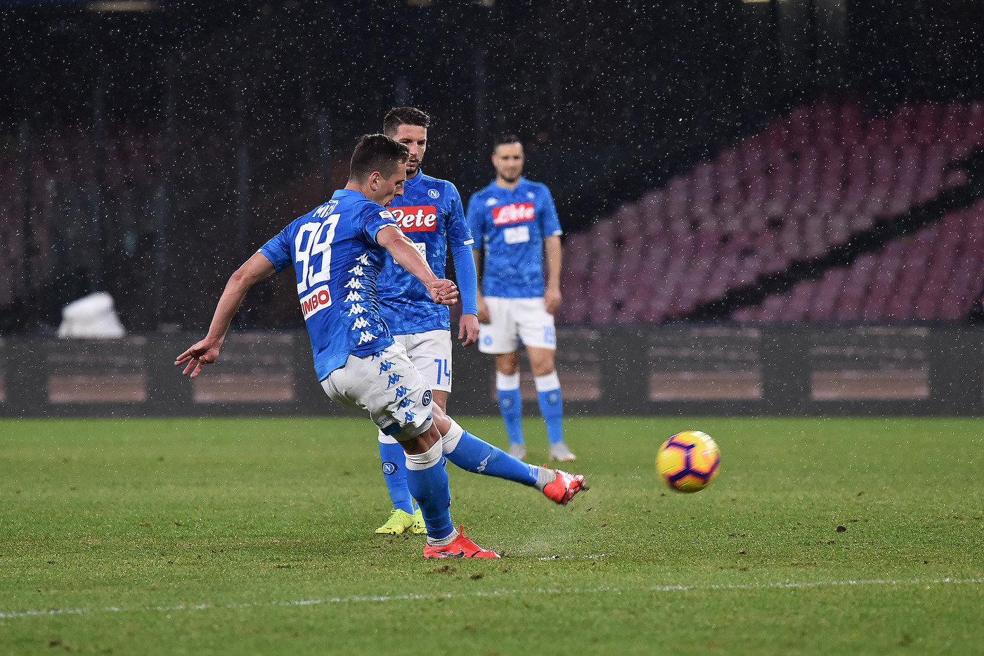 Callejon e Milik, il Napoli piega una buona Lazio: 2-1