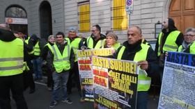 Milano, i gilet gialli in piazza davanti alla Goldman Sachs