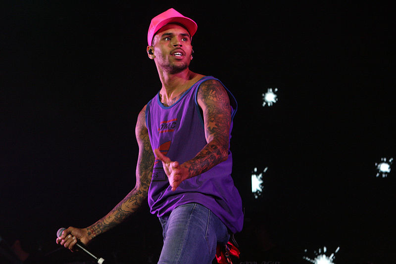 Molestie, rapper Chris Brown fermato a Parigi: accusato di stupro