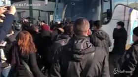 Castelnuovo, deputata Leu blocca il bus dei migranti