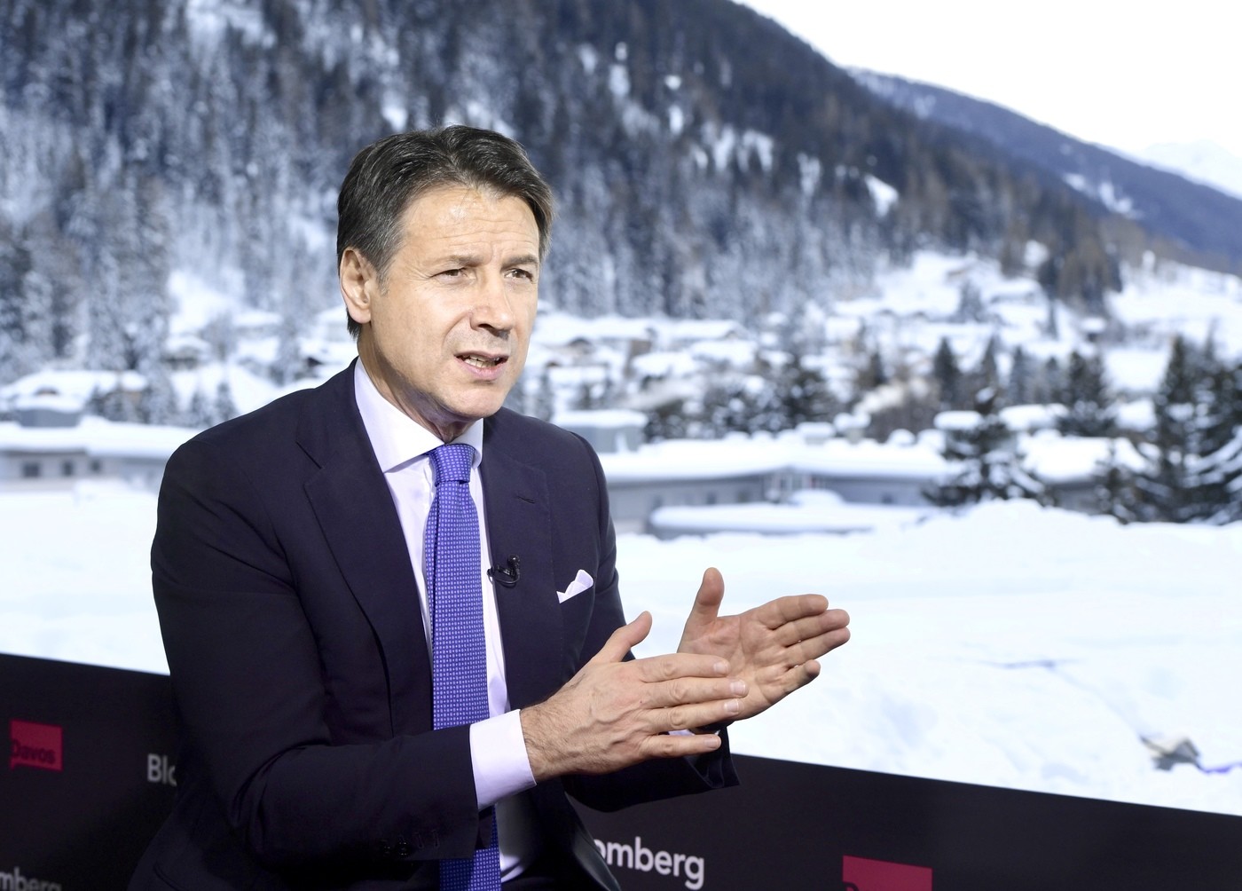 Conte a Davos: “Gli italiani hanno creduto nell’euro ma il prezzo è stato il debito pubblico”