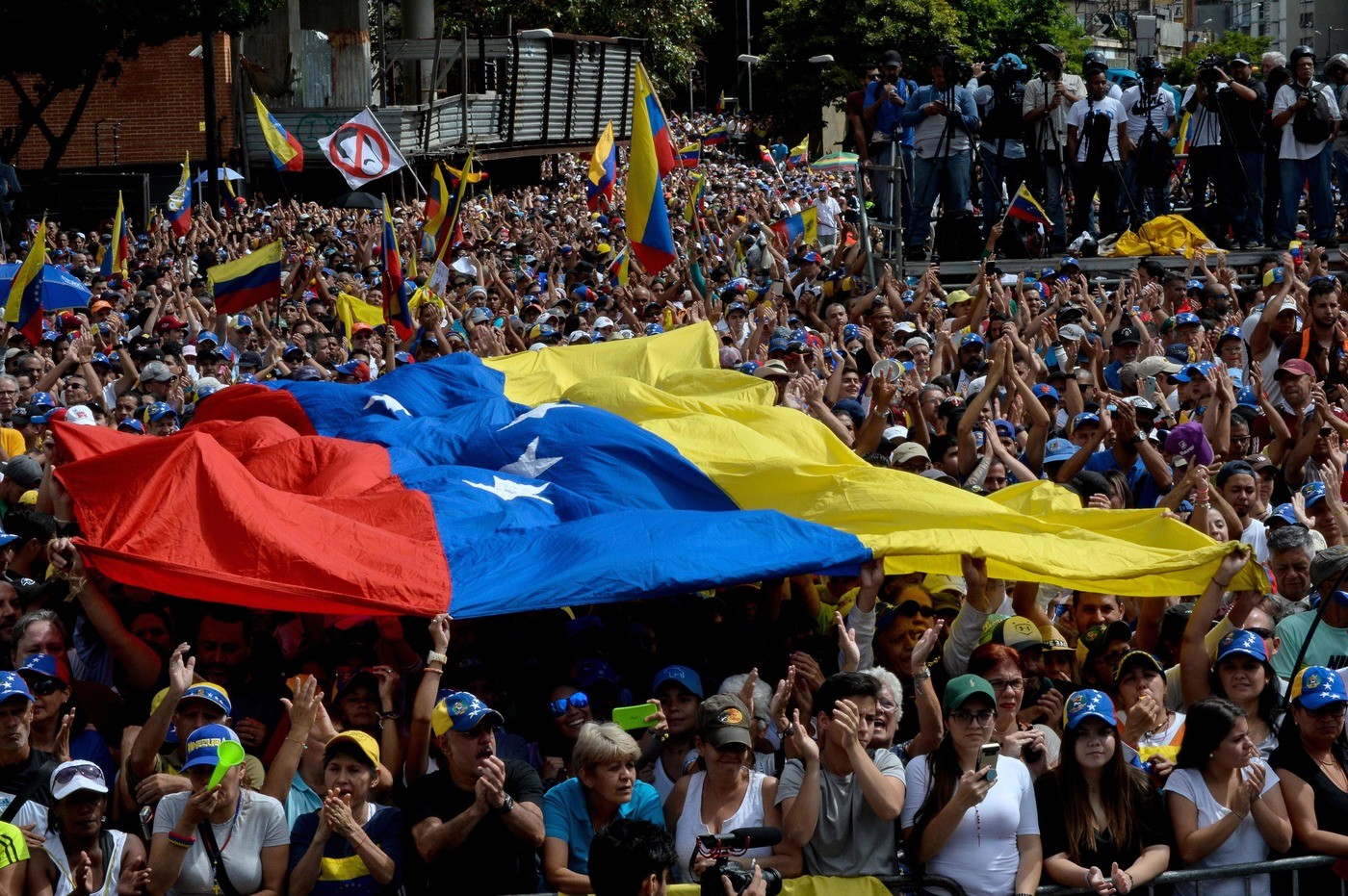 Venezuela, Guaido sfida Maduro, Mosca accusa i Paesi occidentali di interferenza.  Ventisei morti negli scontri