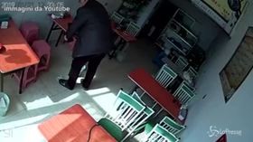 Bufalo infuriato insegue una donna in un ristorante e la incorna