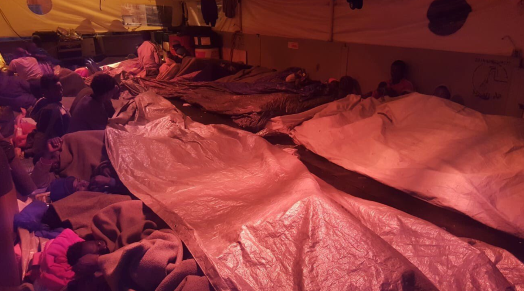 Sea Watch verso l’Italia per cercare riparo dal maltempo. Salvini: “Ennesima provocazione”