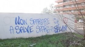 Milano, scritta anarchica sui muri: “Non sparare a salve, spara a Salvini”