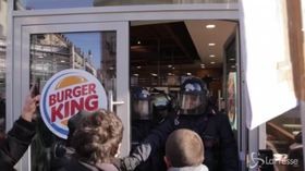 Tensioni al flash mob contro il Burger King all’università di Torino