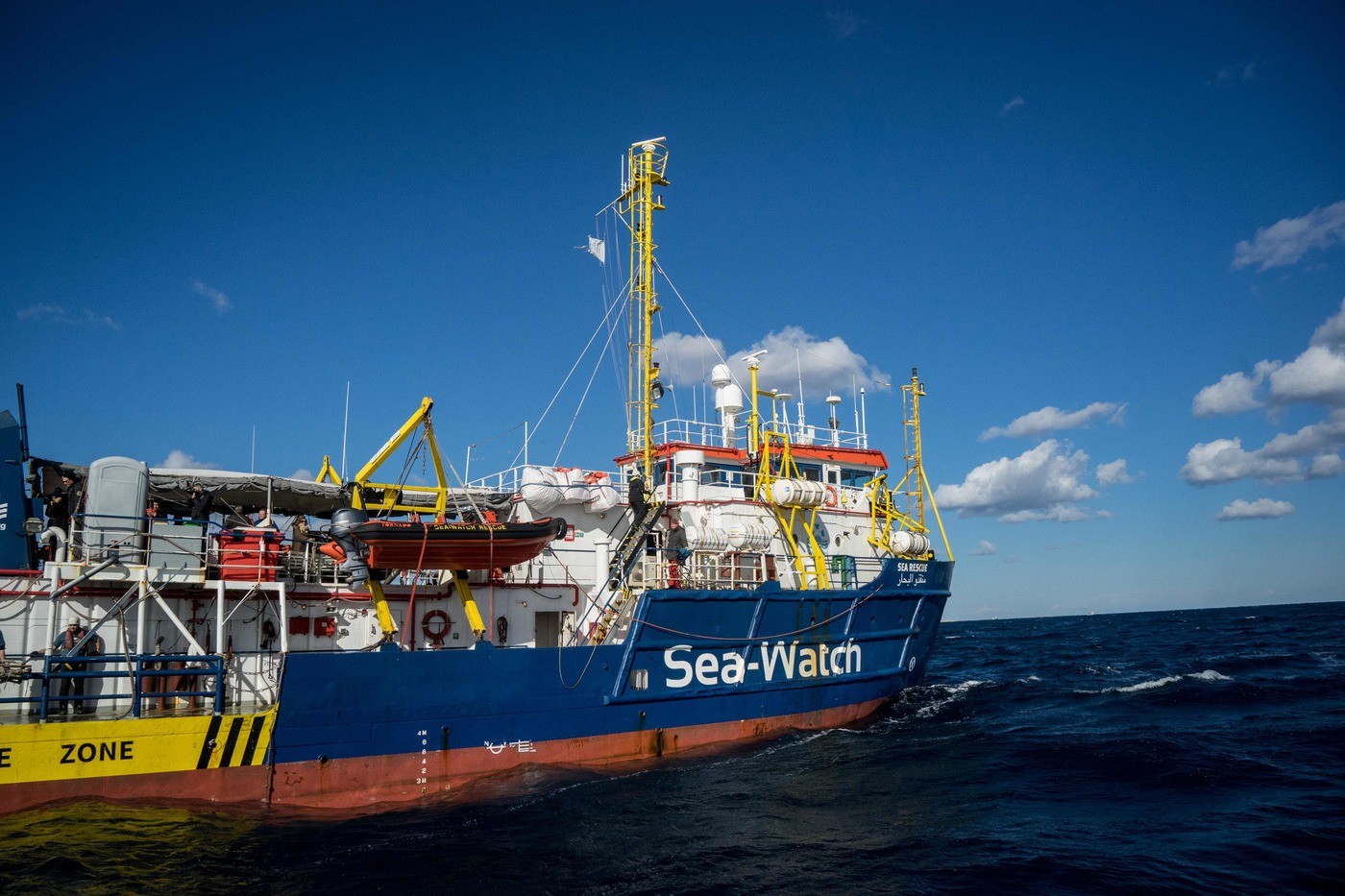 La Sea Watch in acque italiane, la Procura: “Sbarcare subito i minori”