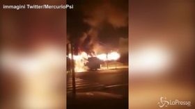 Roma, (ennesimo) incendio su un bus: le immagini sono impressionanti