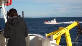 Sea Watch, la nave entra in acque italiane. Salvini: “Se ne occupi l’Olanda”