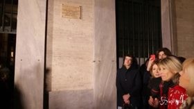 Milano, 80 anni di Giorgio Gaber: apposta una targa sulla sua casa natale