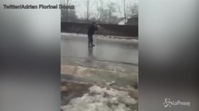 Romania, pattinaggio sull’asfalto ghiacciato