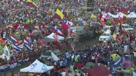 Bergoglio sfila per le strade di Panama