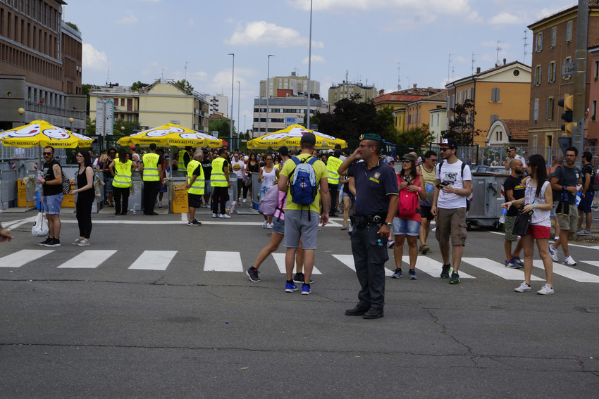 Profughi sfruttati per la sicurezza ai grandi concerti: 4 arresti a Reggio Emilia