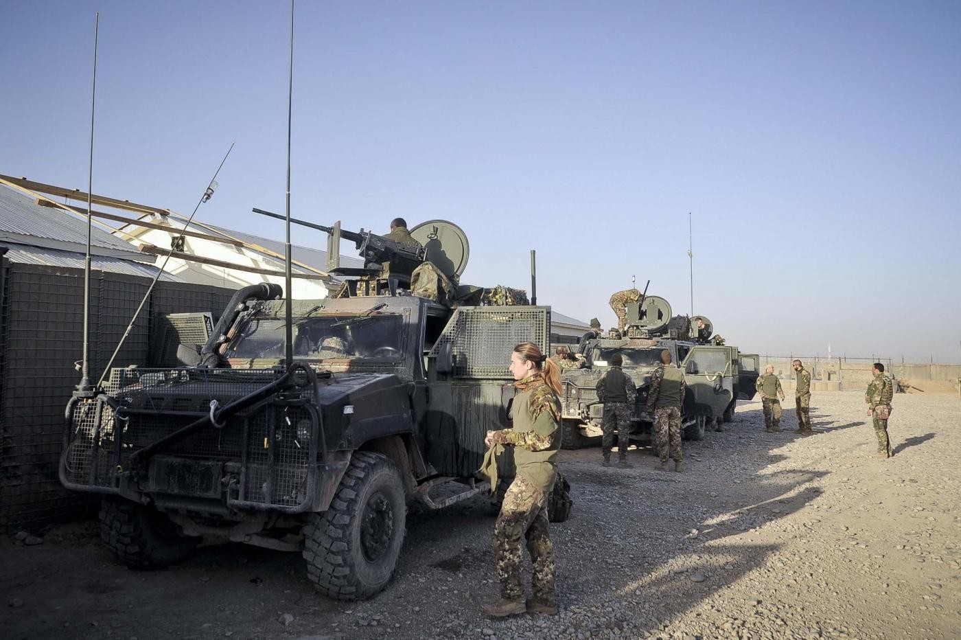 Afghanistan, l’Italia ipotizza di ritirare le truppe entro un anno. Esulta il M5S, critiche da FI: “Trenta riferisca in Parlamento”