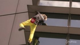 Nuova impresa dello “Spiderman” francese: scala un grattacielo nelle Filippine e viene arrestato