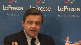 Calenda: “Di Battista è un gran buffone e un cretino”
