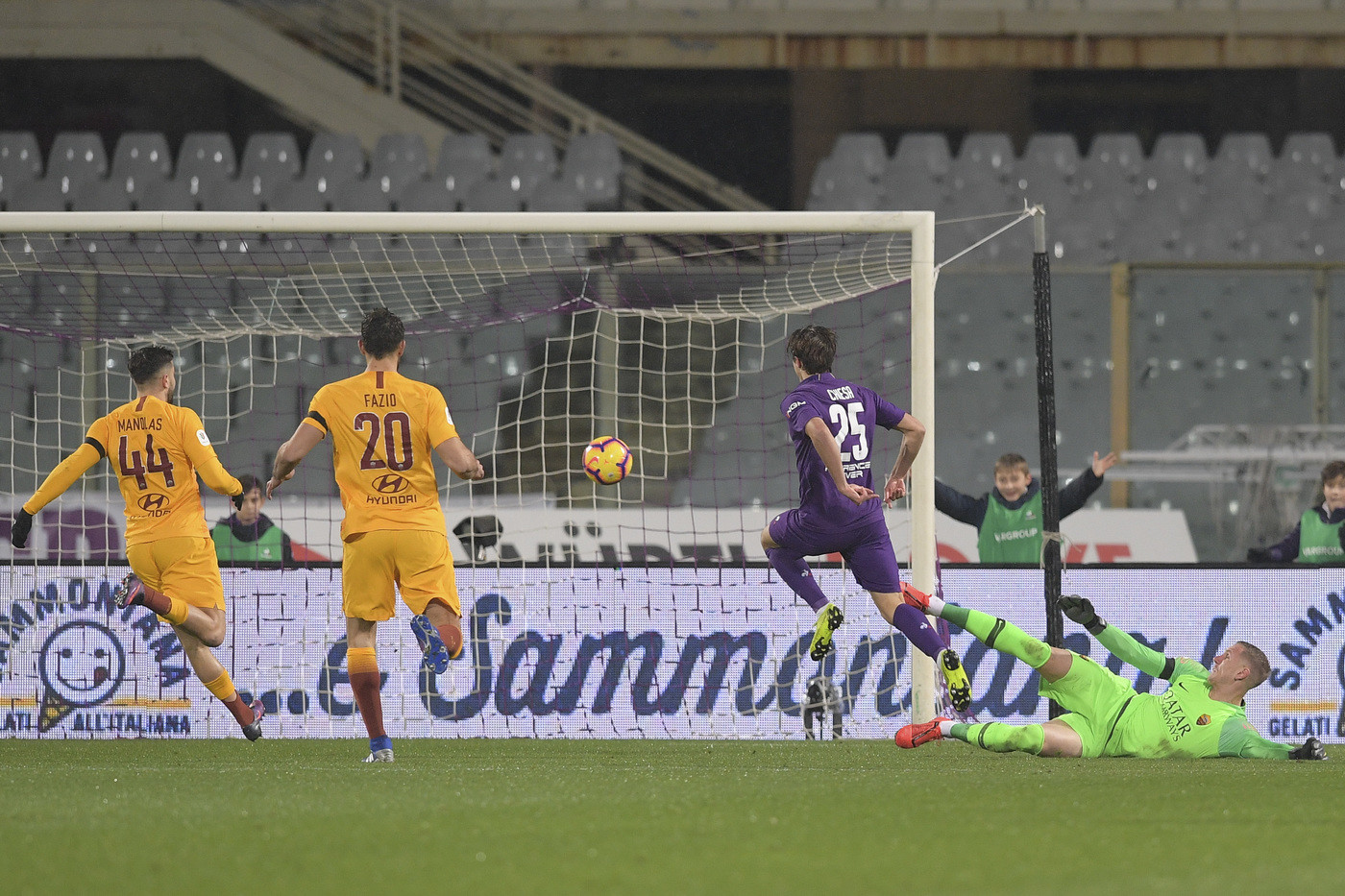 Coppa Italia, Roma travolta 7-1 dalla Fiorentina: Chiesa-show fa tripletta