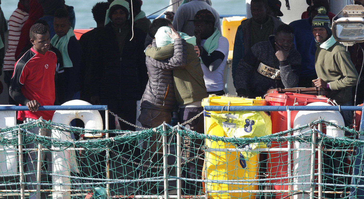 Sea Watch a Catania, migranti in festa. Ma il Viminale lavora al blocco permanente delle ong