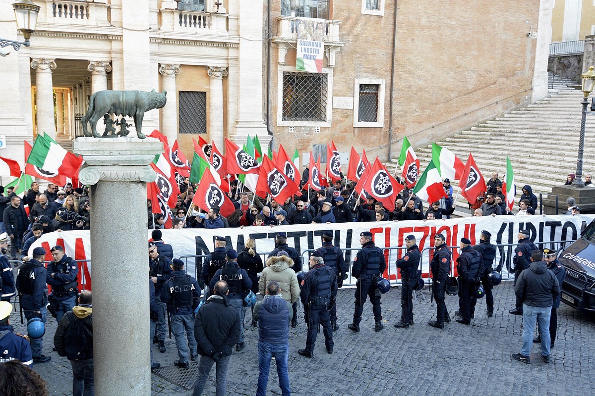 Roma, Raggi scrive a Tria per sgomberare l’mmobile occupato da CasaPound