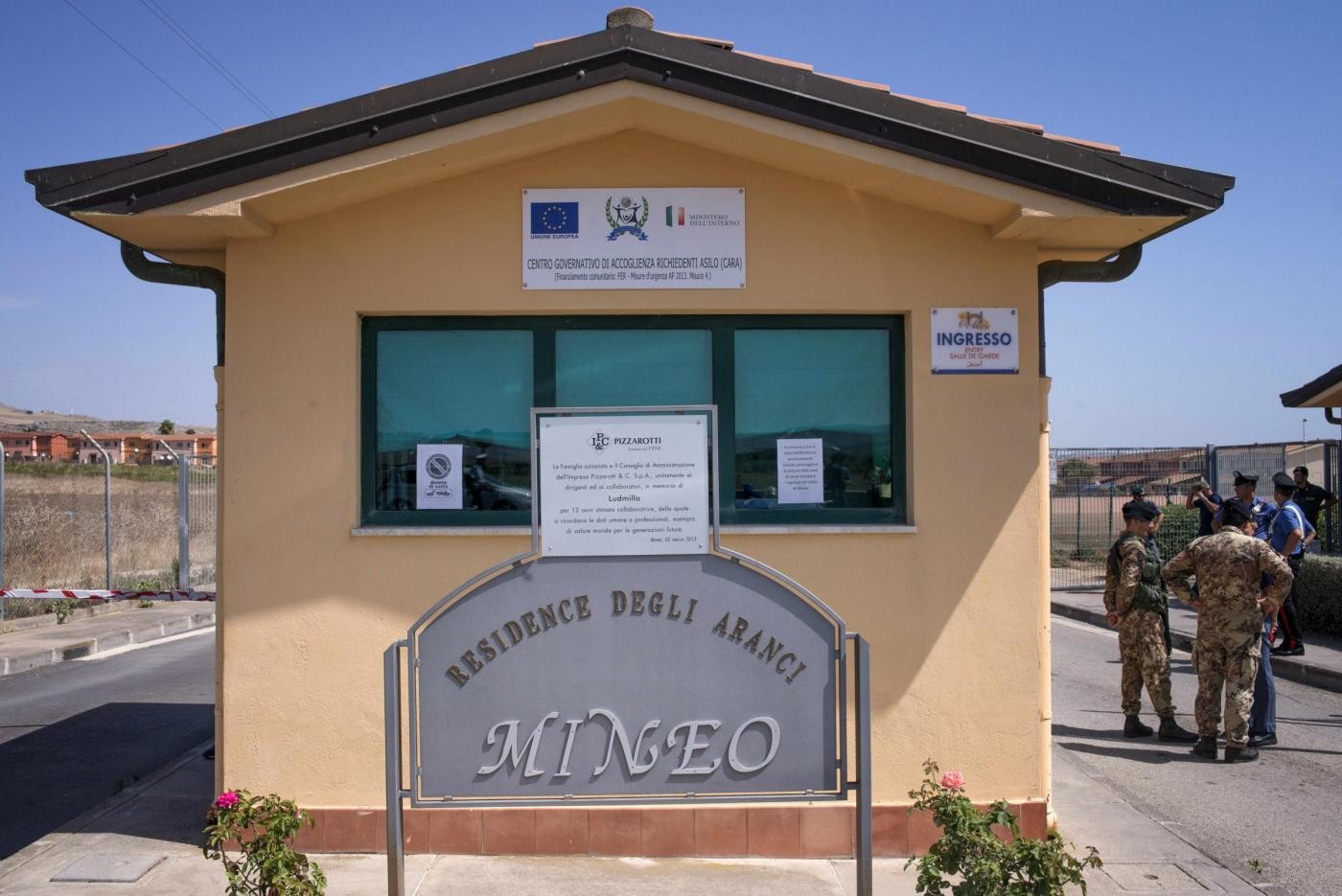 Migranti, al via i trasferimenti dal Cara di Mineo. Salvini: “Chiuso entro un anno”