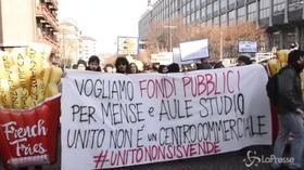 Torino, tensioni al flash mob contro l’apertura dei fast food