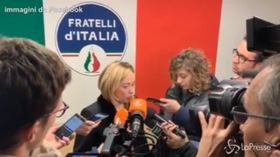 Meloni inaugura sede FdI: “Ricetta per la crescita in Italia? L’unica è quella di Trump”
