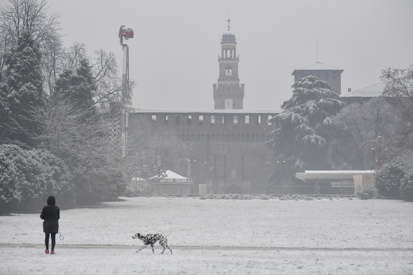 Milano, la prima neve dell’anno: la magia di Parco Sempione in bianco