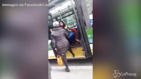 Milano, lite sul bus donna velata con passeggino presa a sberle da un’anziana