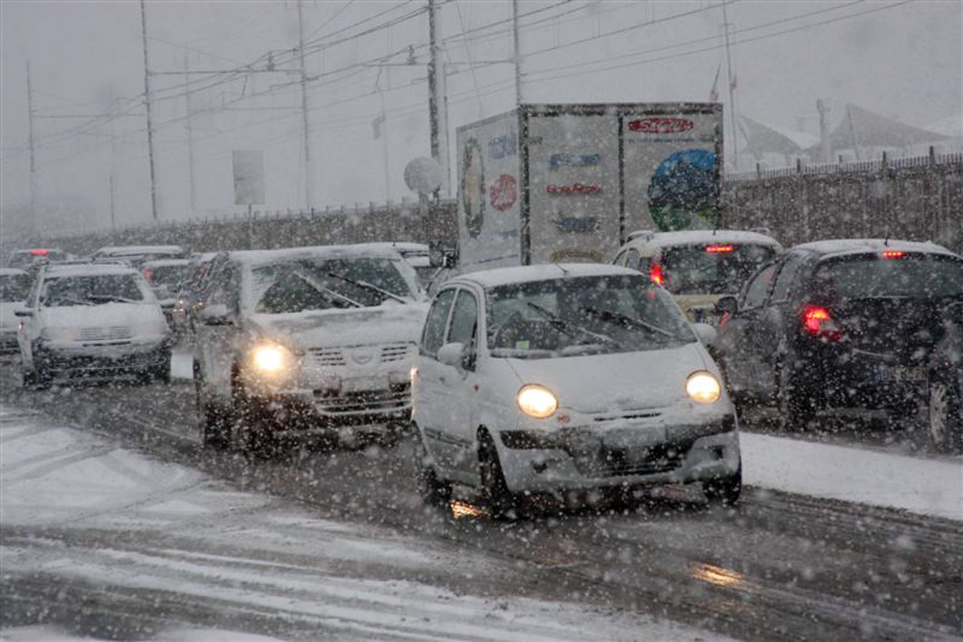 Neve in autostrada al Brennero. Traffico bloccato per ore, code chilometriche