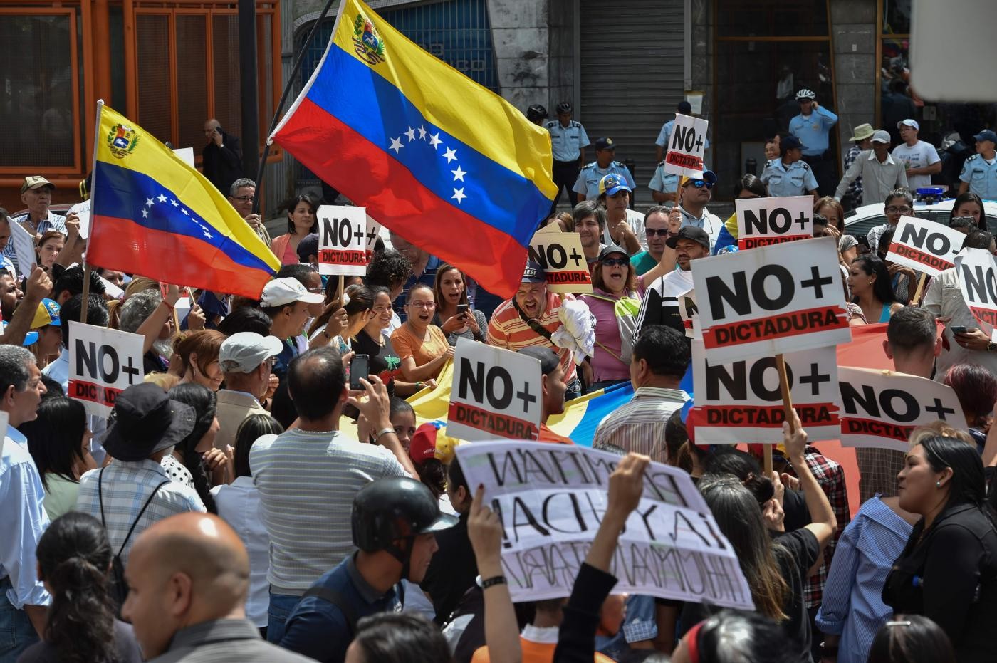 Venezuela, generale appoggia Guaido: “Maduro ha due aerei sempre pronti per fuggire”. Scontro tra piazze