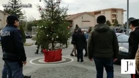 Napoli, i funerali del piccolo Giuseppe, la madre scortata dalla polizia