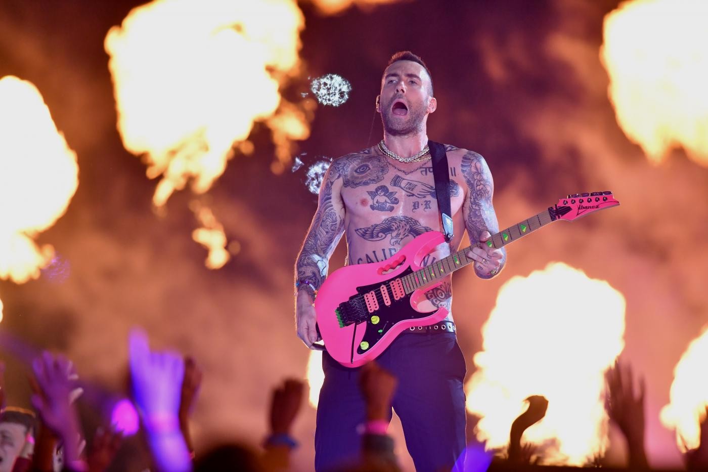 Adam Levine si spoglia sul palco: il deludente show dei Maroon 5 al Super Bowl
