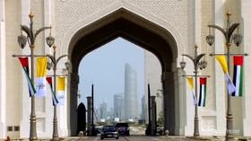 Papa negli Emirati Arabi Uniti, la maestosa cerimonia di benvenuto