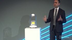 Reddito di Cittadinanza, Di Maio svela la card numero uno: “Come il decino di zio Paperone”