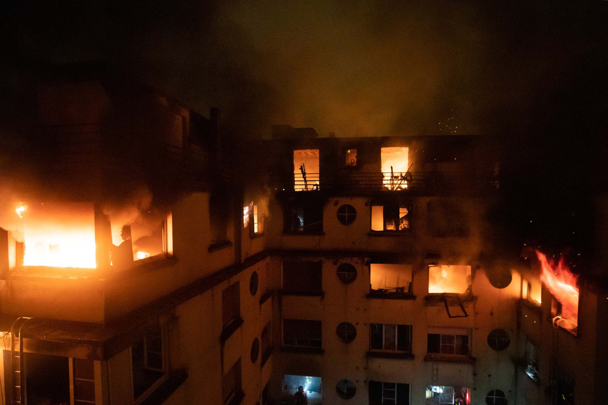 Incendio distrugge un palazzo in un ricco quartiere di Parigi: dieci morti