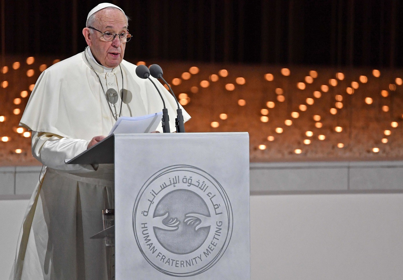 Il Papa celebra la messa nello stadio di Abu Dhabi: “Beati i poveri e chi promuove la pace”