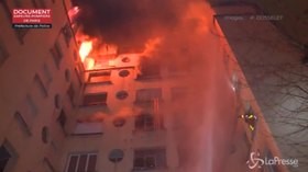 Palazzo in fiamme a Parigi: le impressionanti immagini