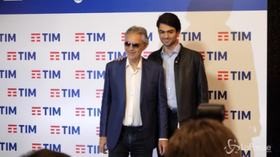 Sanremo, la famiglia Bocelli assediata dai fotografi