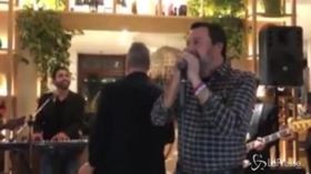 Salvini canta Albachiara: “Ma per Sanremo non sono pronto”