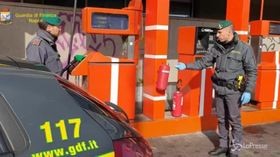 Napoli, truffa della benzina con un telecomando
