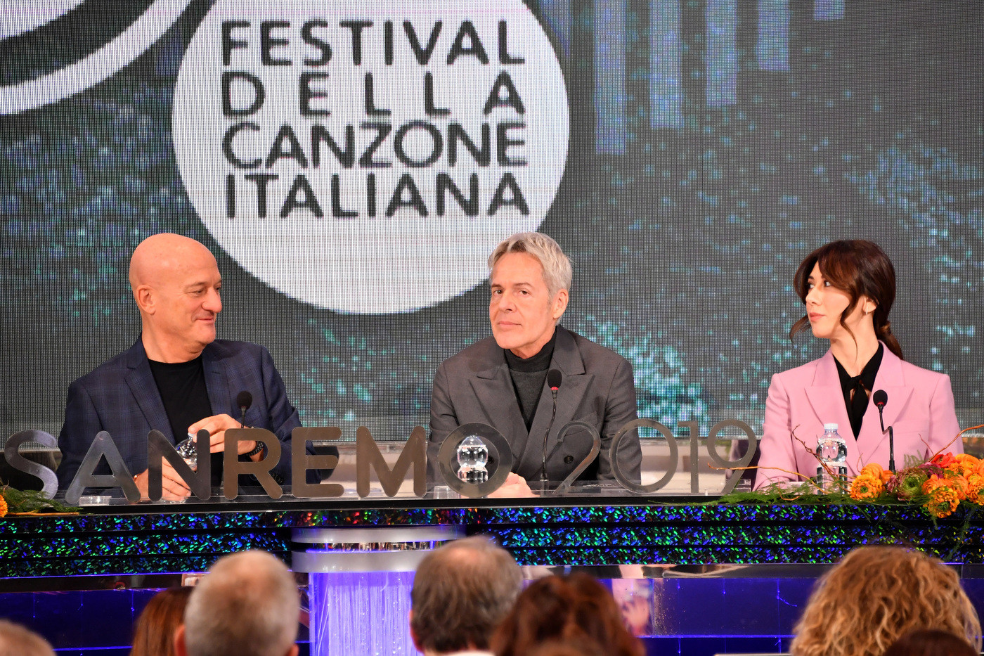 Sanremo, gli artisti e gli ospiti della seconda serata. Per la prima 49,5% di share